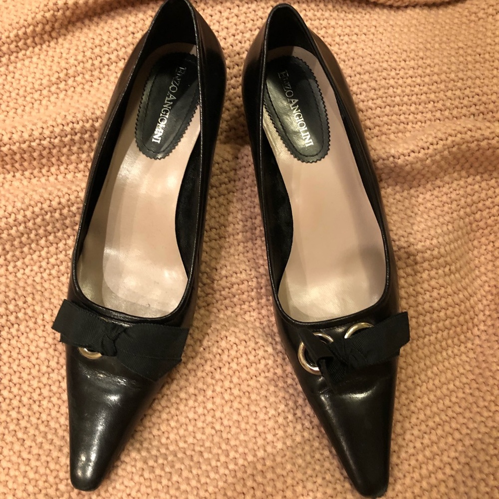 Black leather kitten heels 👠 🐱